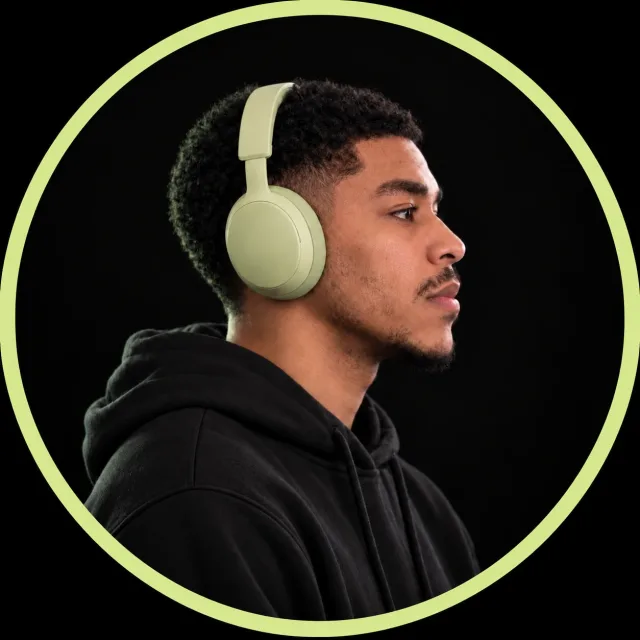 Florentin, de profil, casque audio sur les oreilles
